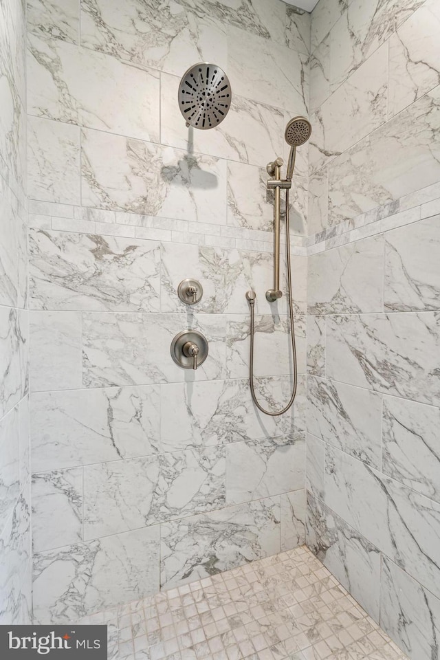 full bathroom featuring a tile shower