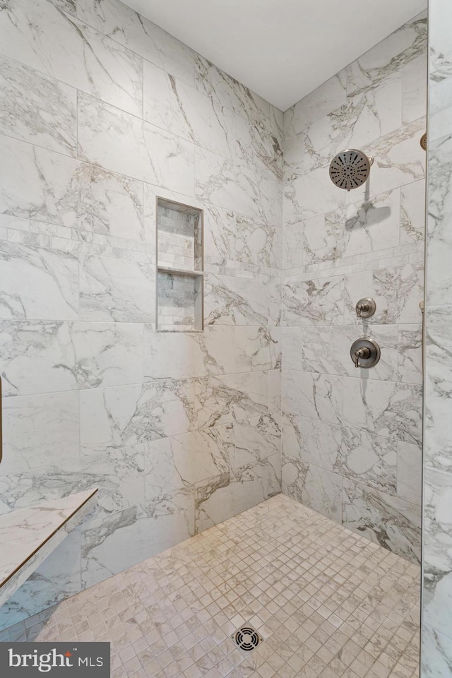 full bathroom featuring tiled shower