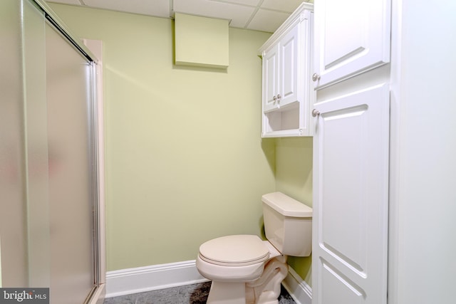2 Wilderness Dr, Medford, NJ 08055 - bathroom featuring baseboards, a shower with door, a paneled ceiling, and toilet
