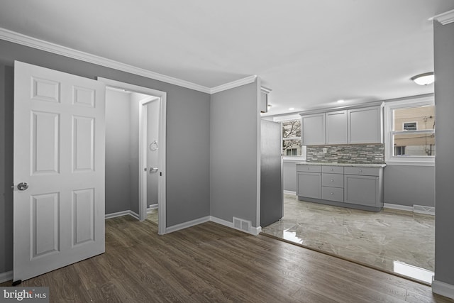 kitchen featuring visible vents, plenty of natural light, wood finished floors, and gray cabinets