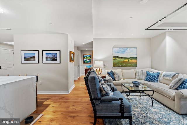 living area with visible vents, recessed lighting, light wood-style flooring, and baseboards