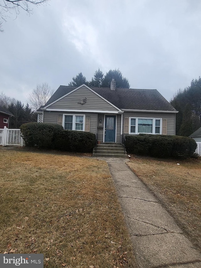 view of front of property featuring a front yard and fence