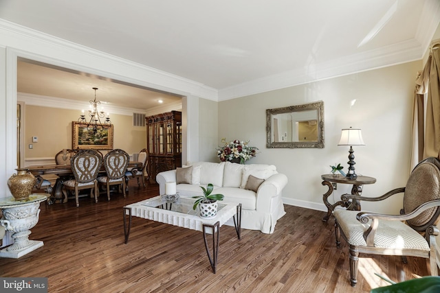 living room with baseboards, visible vents, ornamental molding, wood finished floors, and a notable chandelier