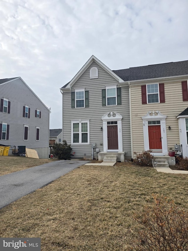 view of front of home featuring entry steps and a front yard