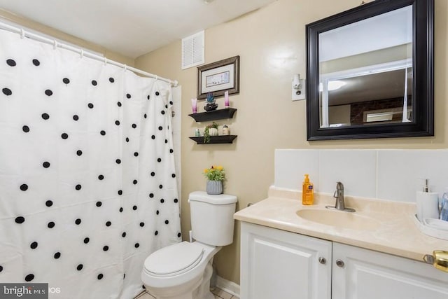 bathroom featuring a shower with shower curtain, visible vents, vanity, and toilet