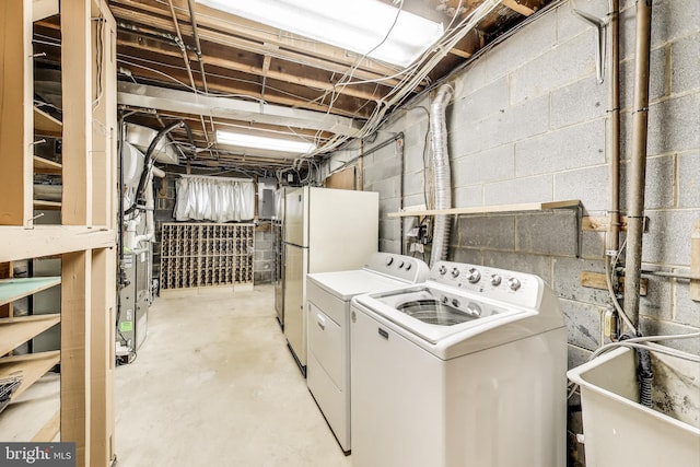 washroom with laundry area, a sink, and washing machine and clothes dryer