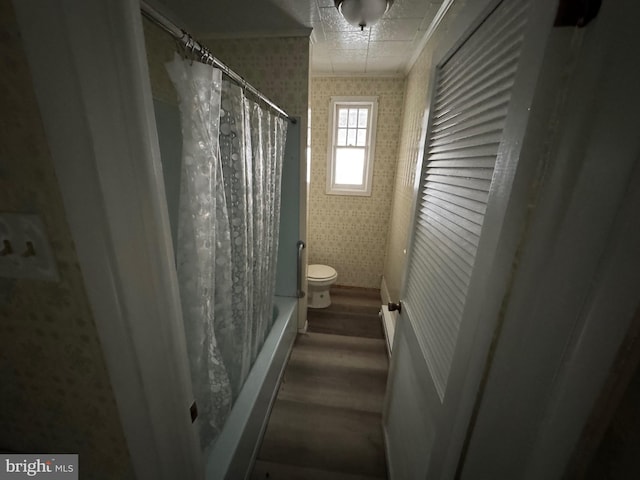 bathroom featuring toilet, wallpapered walls, curtained shower, and wood finished floors