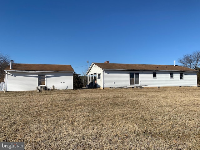 back of house featuring a yard