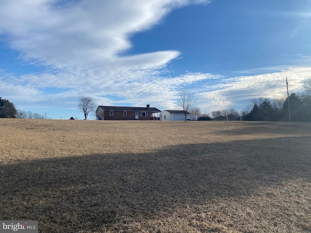 view of yard featuring a rural view