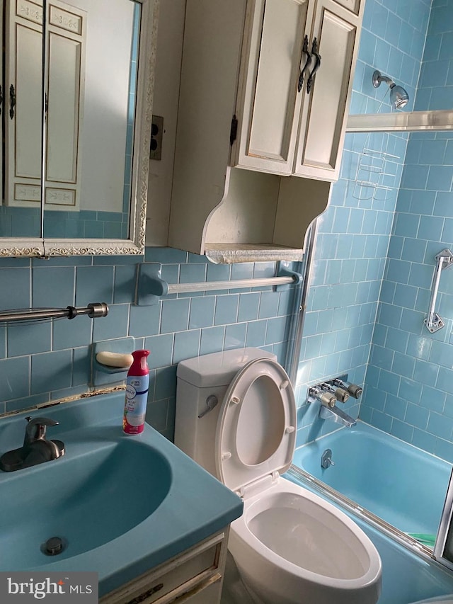 full bath with washtub / shower combination, backsplash, toilet, and vanity