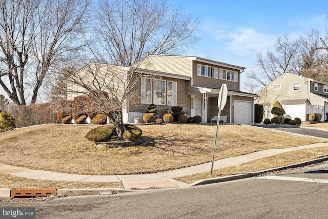 view of front facade featuring a garage and driveway