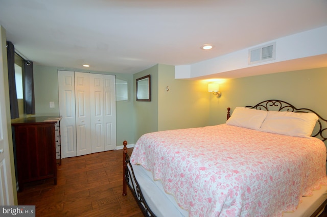 bedroom featuring visible vents, dark wood finished floors, a closet, and recessed lighting