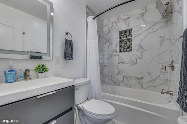 full bath with shower / tub combo with curtain, vanity, and toilet