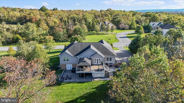 birds eye view of property featuring a forest view