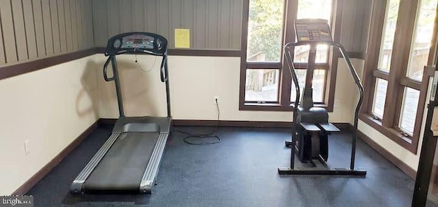 workout area with baseboards