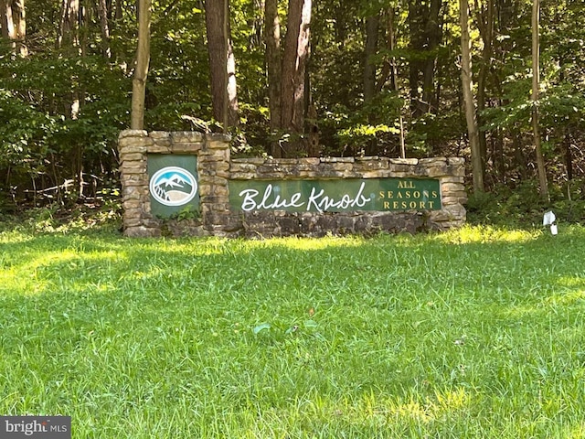 community sign with a yard