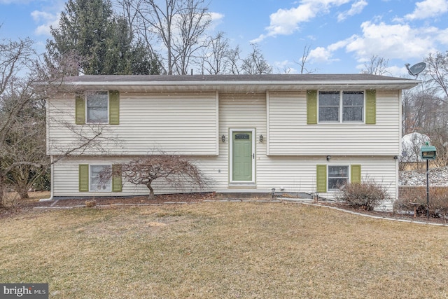 split foyer home featuring a front lawn