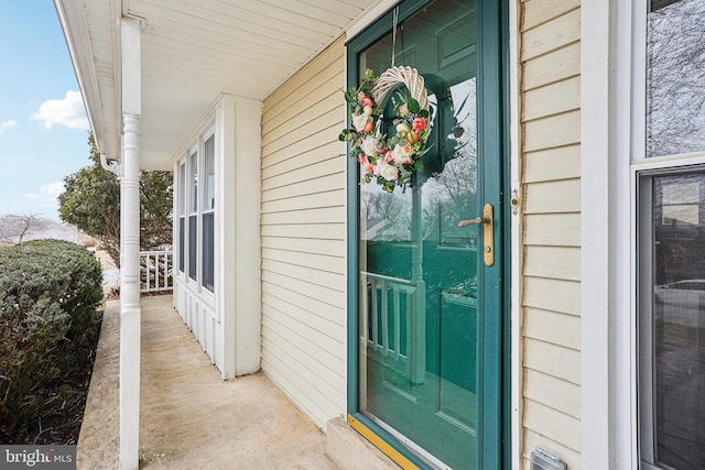 property entrance featuring a porch