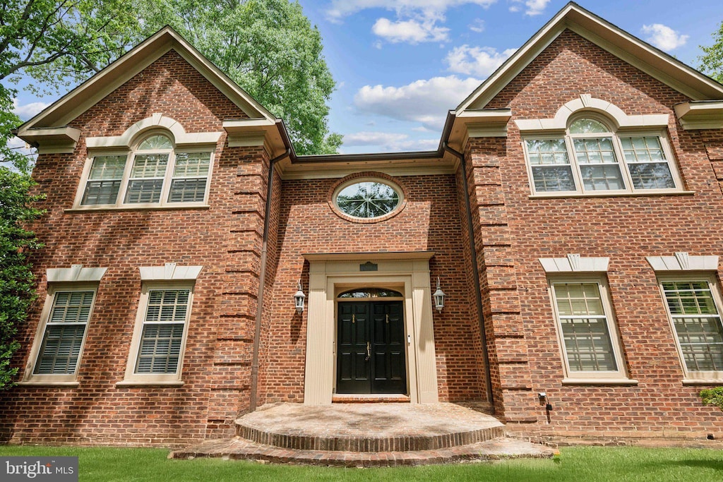 view of front facade featuring brick siding