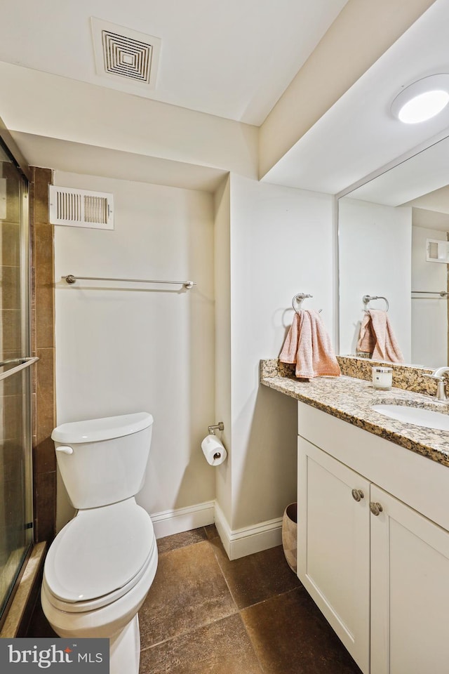 full bathroom featuring visible vents, toilet, vanity, and baseboards