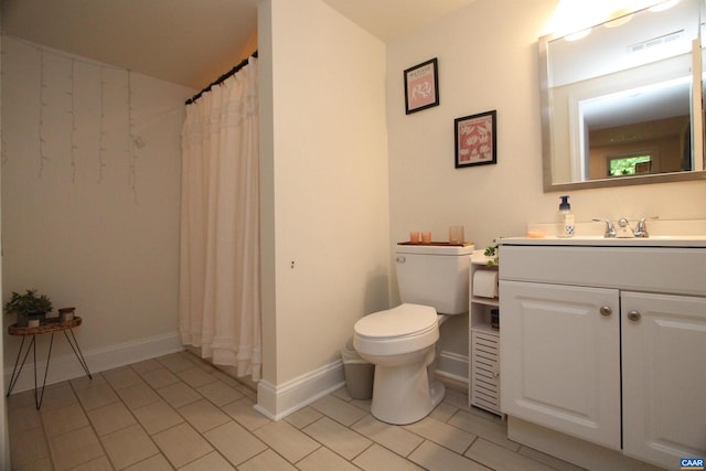 full bath featuring visible vents, toilet, vanity, a shower with curtain, and baseboards