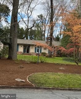 view of front facade featuring a front yard