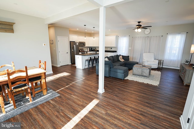 living area with dark wood-style floors, recessed lighting, ceiling fan, and baseboards