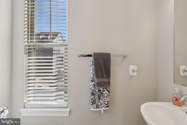 bathroom featuring a sink