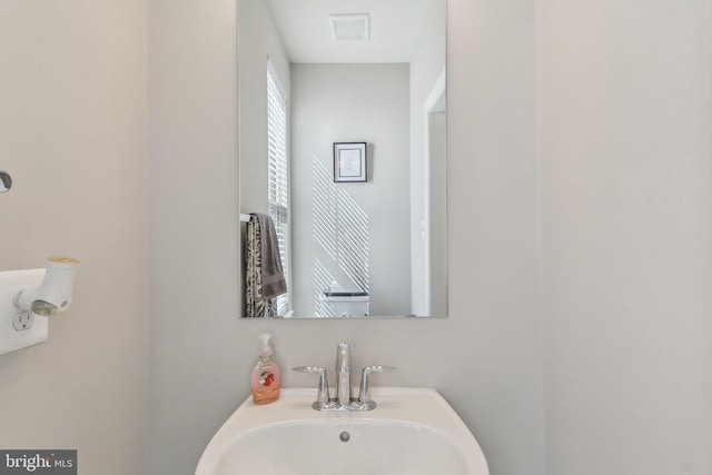 bathroom featuring a sink