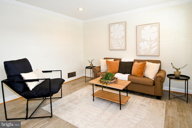 living room with light wood finished floors, recessed lighting, visible vents, ornamental molding, and baseboards