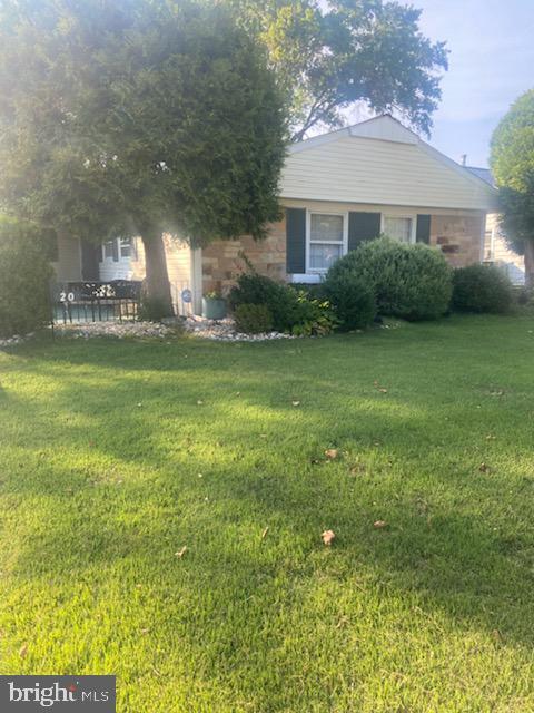 view of front of house featuring a front yard