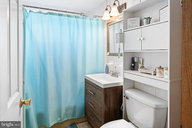 full bath with vanity, backsplash, toilet, and a shower with curtain