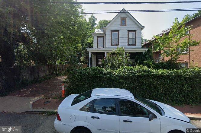 view of front of property featuring fence