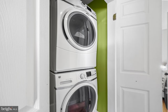 washroom with laundry area and stacked washer and clothes dryer