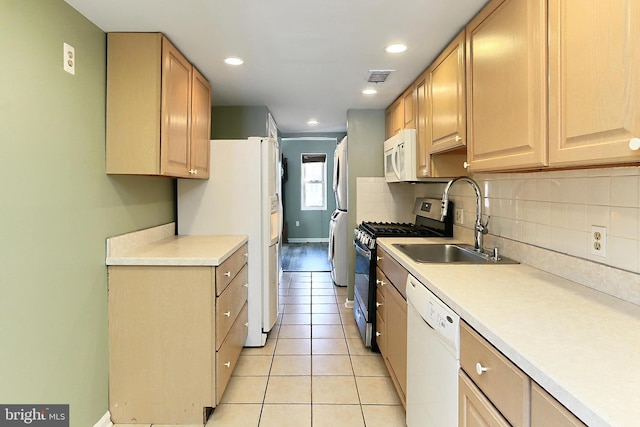 kitchen with visible vents, a sink, tasteful backsplash, white appliances, and light countertops