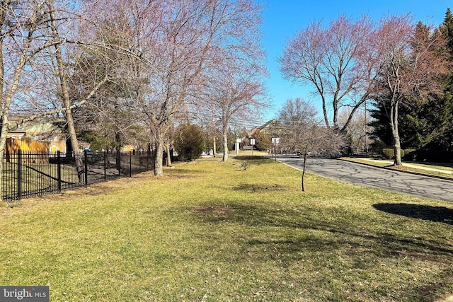 view of yard featuring fence