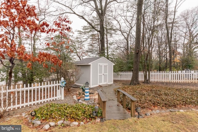 view of yard featuring an outdoor structure, a storage shed, and fence