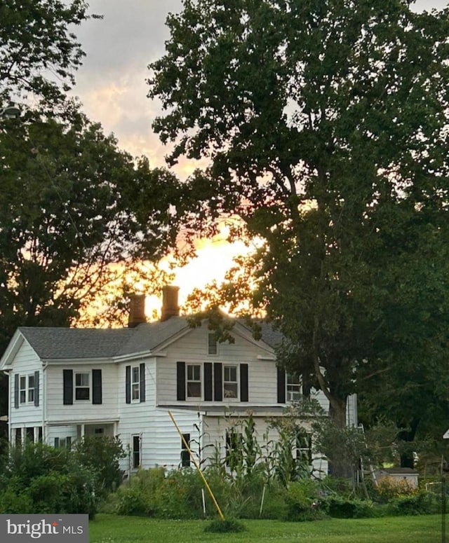 view of front of property with a yard