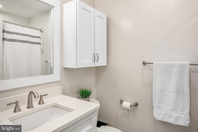 bathroom with a shower with curtain, toilet, and vanity