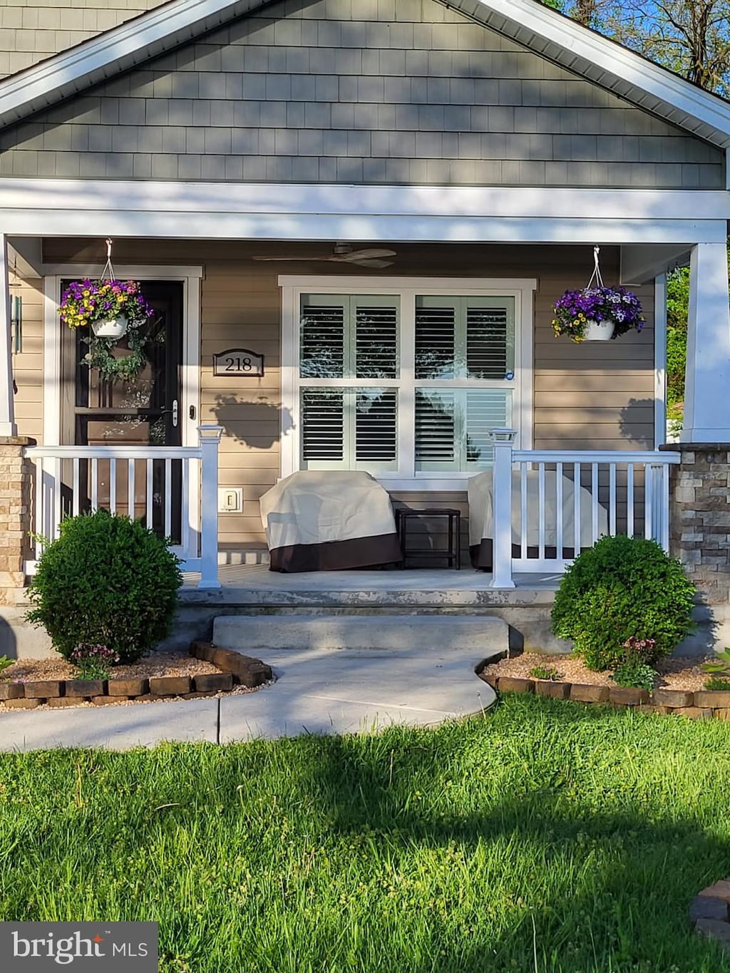 view of front of house featuring covered porch