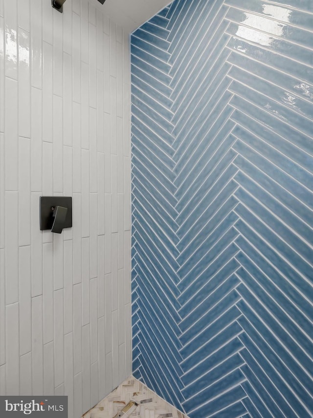 full bathroom featuring a tile shower