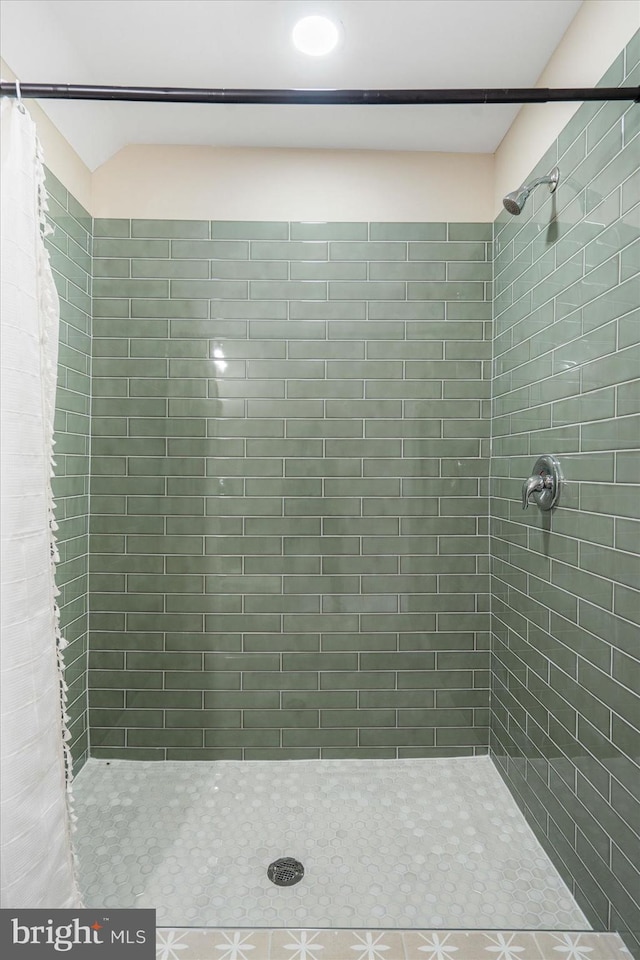 bathroom featuring a tile shower