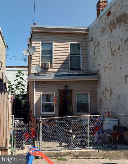 view of front of home featuring fence