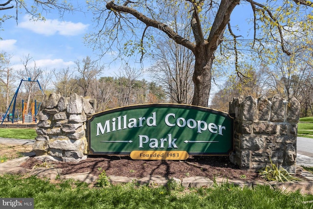 view of community / neighborhood sign