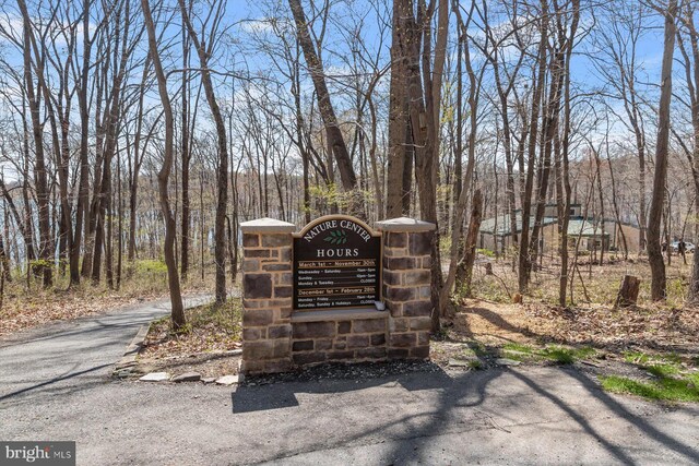 view of community / neighborhood sign