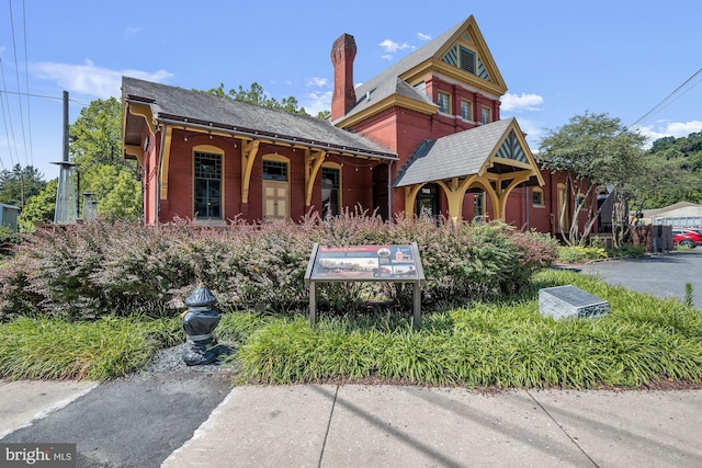 victorian-style house featuring a shingled roof