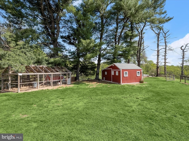 view of yard with an outdoor structure