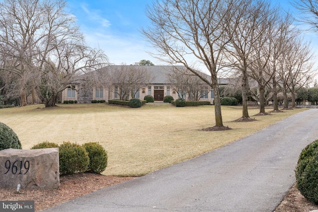 view of front facade with a front lawn