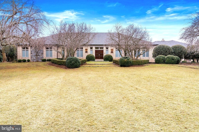 single story home featuring a front yard