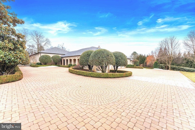 view of front of house with curved driveway